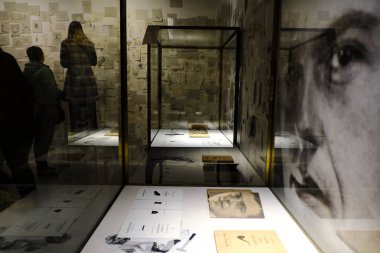 Ziyaretçiler, 2 Kasım 2019 'da Brüksel' deki Belçika Kraliyet Güzel Sanatlar Müzesi 'nde düzenlenen 