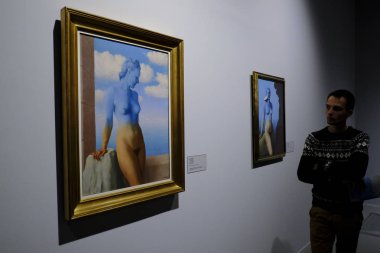 Ziyaretçiler, 2 Kasım 2019 'da Brüksel' deki Belçika Kraliyet Güzel Sanatlar Müzesi 'nde düzenlenen 