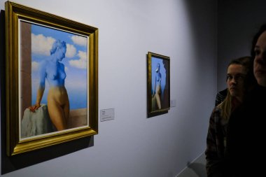 Ziyaretçiler, 2 Kasım 2019 'da Brüksel' deki Belçika Kraliyet Güzel Sanatlar Müzesi 'nde düzenlenen 