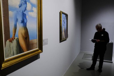 Ziyaretçiler, 2 Kasım 2019 'da Brüksel' deki Belçika Kraliyet Güzel Sanatlar Müzesi 'nde düzenlenen 