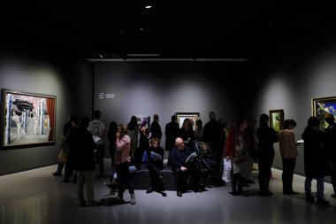 Ziyaretçiler, 2 Kasım 2019 'da Brüksel' deki Belçika Kraliyet Güzel Sanatlar Müzesi 'nde düzenlenen 