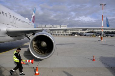 Eurowings Havayolları 'nın bir uçağı 25 Ekim 2019' da Almanya 'nın Stuttgart Havalimanı' nda pistte bulunmaktadır.