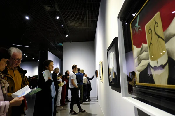 Los Visitantes Observan Pinturas Artistas Surrealistas Salvador Dalí René Magritte — Foto de Stock
