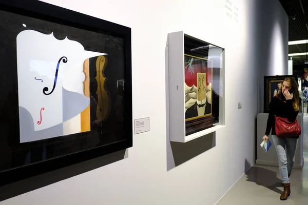 Visitors Look Paintings Surrealist Artists Salvador Dali Rene Magritte Exhibition — 스톡 사진