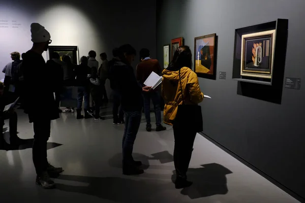 Besucher Betrachten Gemälde Der Surrealistischen Künstler Salvador Dali Und Rene — Stockfoto