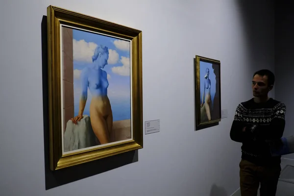 Visitors Look Paintings Surrealist Artists Salvador Dali Rene Magritte Exhibition — Stockfoto