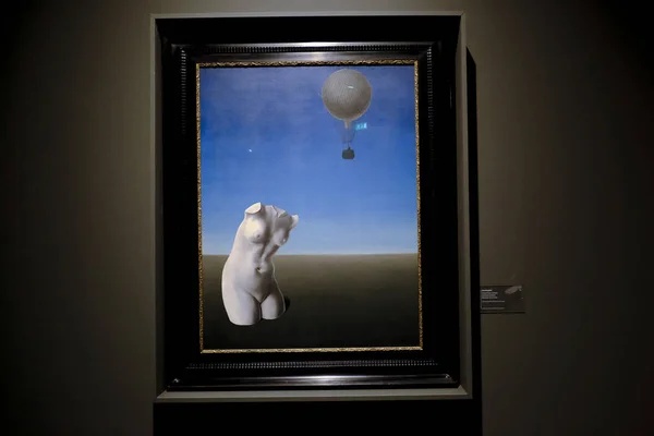 Visitantes Olham Para Pinturas Artistas Surrealistas Salvador Dali René Magritte — Fotografia de Stock