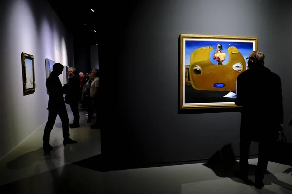 Odwiedzający Obejrzą Obrazy Surrealistycznych Artystów Salvadora Dali Rene Magritte Podczas — Zdjęcie stockowe