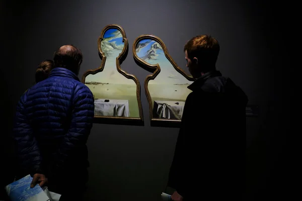 Visitantes Olham Para Pinturas Artistas Surrealistas Salvador Dali René Magritte — Fotografia de Stock