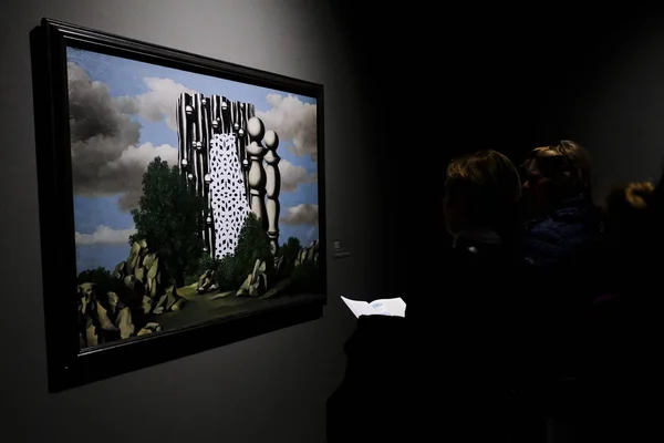 Visitors Look Paintings Surrealist Artists Salvador Dali Rene Magritte Exhibition — Stockfoto