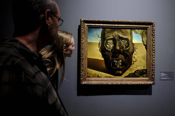 Visitantes Olham Para Pinturas Artistas Surrealistas Salvador Dali René Magritte — Fotografia de Stock