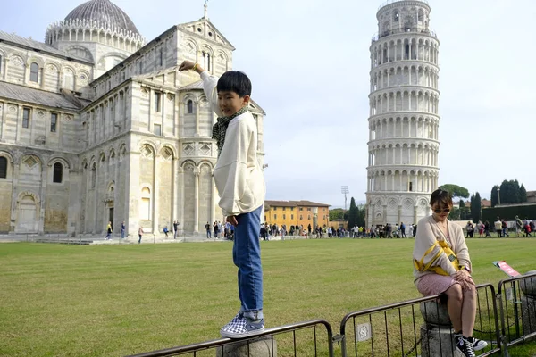 Turyści Pozujący Robiący Zdjęcia Krzywej Wieży Pizie Toskanii Włochy Października — Zdjęcie stockowe