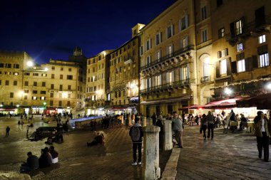 25 Ekim 2019 'da İtalya' nın Siena kentindeki Piazza del Campo (Campo Meydanı) 'nda insanlar yürür.