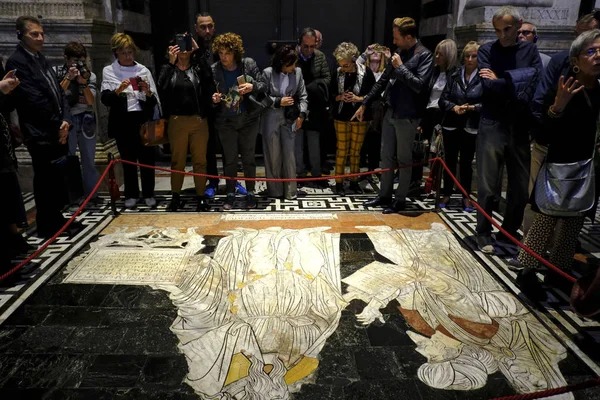 Les Gens Visitent Cathédrale Sienne Qui Est Une Église Médiévale — Photo