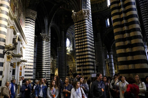 Pessoas Visitam Catedral Siena Que Uma Igreja Medieval Siena Itália — Fotografia de Stock