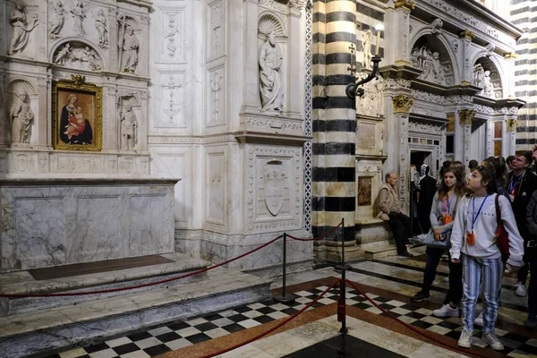 Pessoas Visitam Catedral Siena Que Uma Igreja Medieval Siena Itália — Fotografia de Stock