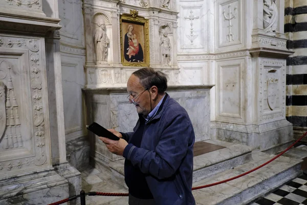 Pessoas Visitam Catedral Siena Que Uma Igreja Medieval Siena Itália — Fotografia de Stock