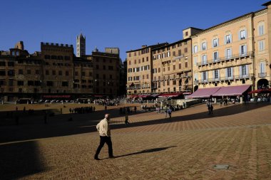 26 Ekim 2019 'da İtalya' nın Siena kentindeki Piazza del Campo (Campo Meydanı) 'nda insanlar yürür.