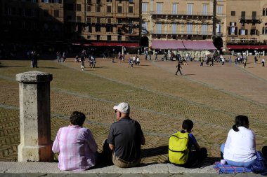 27 Ekim 2019 'da İtalya' nın Siena kentindeki Piazza del Campo (Campo Meydanı) 'nda insanlar yürür.