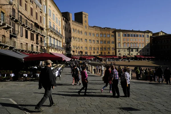 People Walk Piazza Del Campo Campo Square Siena Tuscany Italy — Stock Photo, Image