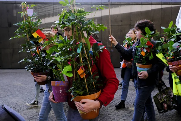 Los Jóvenes Colocan Plantas Macetas Frente Sede Comisión Europea Como —  Fotos de Stock