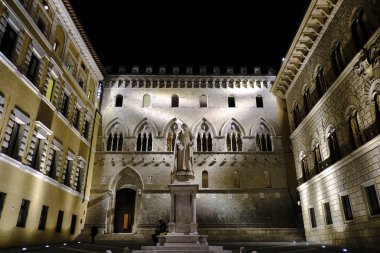 25 Ekim 2019 'da İtalya, Siena' daki Banca Monte dei Paschi di Siena bankasının dış görünüşü.