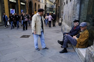 27 Ekim 2019 'da İtalya' nın Siena kentinde mermer merdivenlerde oturan yaşlılar,.