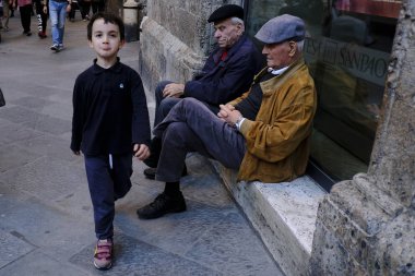 27 Ekim 2019 'da İtalya' nın Siena kentinde mermer merdivenlerde oturan yaşlılar,.
