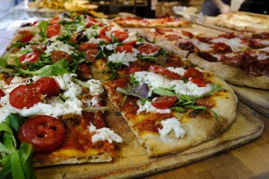 Siena, İtalya 'daki geleneksel İtalyan pizzacıda satılık pizza dilimleri. 26 Ekim 2019.