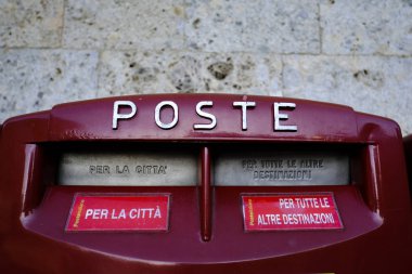 İtalya Posta Servisi 'nin posta kutuları 27 Ekim 2019' da Siena, İtalya 'daki postanenin önünde.