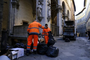 Bir belediye çalışanı, 26 Ekim 2019 'da İtalya' nın Siena kentindeki sokaklara çöp bidonları boşaltıyor.