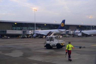 25 Ekim 2019 'da Brüksel havaalanında Tamrac' taki yer ekibinin bir üyesi.