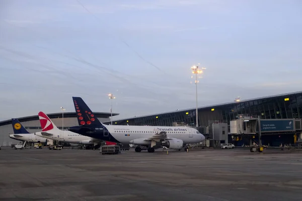 브뤼셀 회사의 비행기가 벨기에 브뤼셀의 타리크에 2019 일앉아 — 스톡 사진