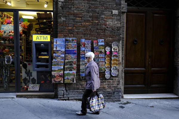 Egy Idős Ember Sétál Siena Történelmi Központjában Olaszországban Október 2019 — Stock Fotó