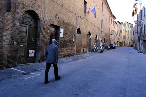 Starsza Osoba Spaceruje Historycznym Centrum Sieny Włochy Października 2019 — Zdjęcie stockowe