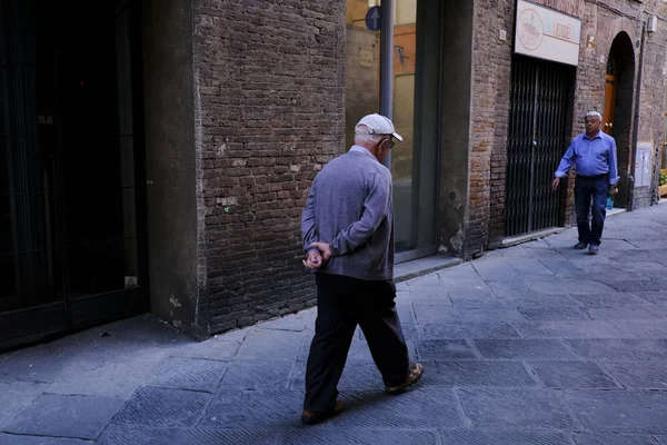 Elderly Person Walks Historical Center Siena Italy Oct 2019 — Stock Photo, Image