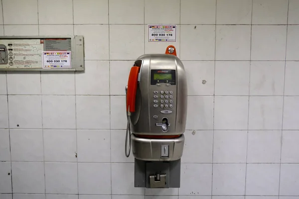 2019年10月27日 意大利锡耶纳墙上的付费电话 — 图库照片