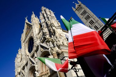 Siena, İtalya 'daki Siena Katedrali önünde 26 Ekim 2019' da İtalyan bayrakları dalgalanıyor.