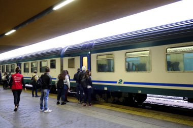 Yolcular, 28 Ekim 2019 'da İtalya' nın Siena kentindeki merkez tren istasyonuna bir banliyö treni geldikten sonra platformda yürürler.
