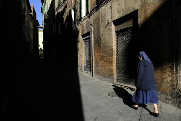 Nun Walks Street Siena Italy Oct 2019 — Stock Photo, Image
