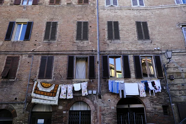 Ubrania Zwisające Balkonu Wietrze Sienie Włochy Października 2019 — Zdjęcie stockowe