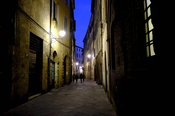 Yayalar Ekim 2019 Talya Nın Siena Şehrinin Tarihi Merkezinde Yürürler — Stok fotoğraf