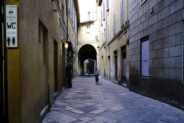Pedestrians Walk Historical Center Siena Italy Oct 2019 — Stock Photo, Image