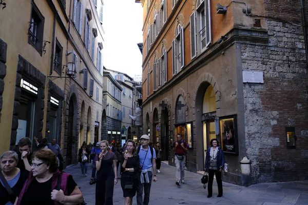 Pedestrians Walk Historical Center Siena Italy Oct 2019 — Stock Photo, Image