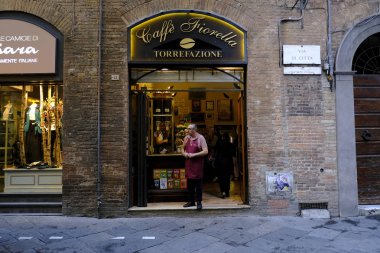 Siena, İtalya 'da 26 Ekim 2019' da tipik bir espresso barının dış görünüşü.