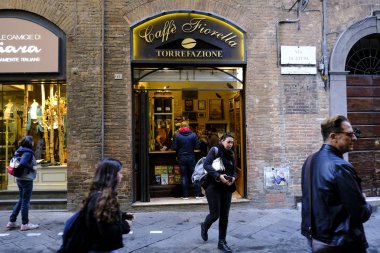 Siena, İtalya 'da 26 Ekim 2019' da tipik bir espresso barının dış görünüşü.