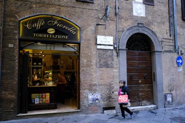 Siena, İtalya 'da 26 Ekim 2019' da tipik bir espresso barının dış görünüşü.