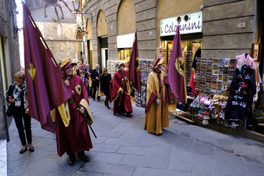 Akademisyenler 28 Ekim 2019 'da İtalya' nın Siena kentindeki Katedral Katolik Kilisesi önünde ayine katıldılar..