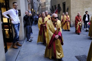 Akademisyenler 28 Ekim 2019 'da İtalya' nın Siena kentindeki Katedral Katolik Kilisesi önünde ayine katıldılar..
