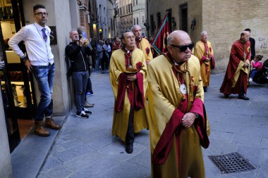Akademisyenler 28 Ekim 2019 'da İtalya' nın Siena kentindeki Katedral Katolik Kilisesi önünde ayine katıldılar..